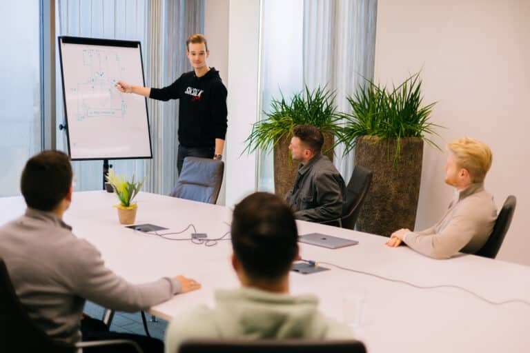 Pixel Express medewerker die API koppelingen aan het presenteren is